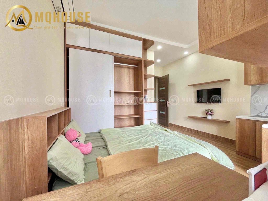 Nice little studio with an open-cut balcony. Y-shaped interior.
