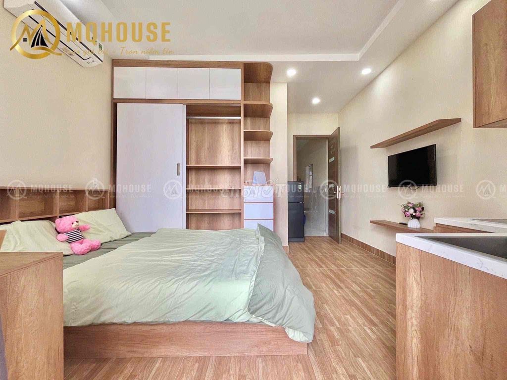 Nice little studio with an open-cut balcony. Y-shaped interior.
