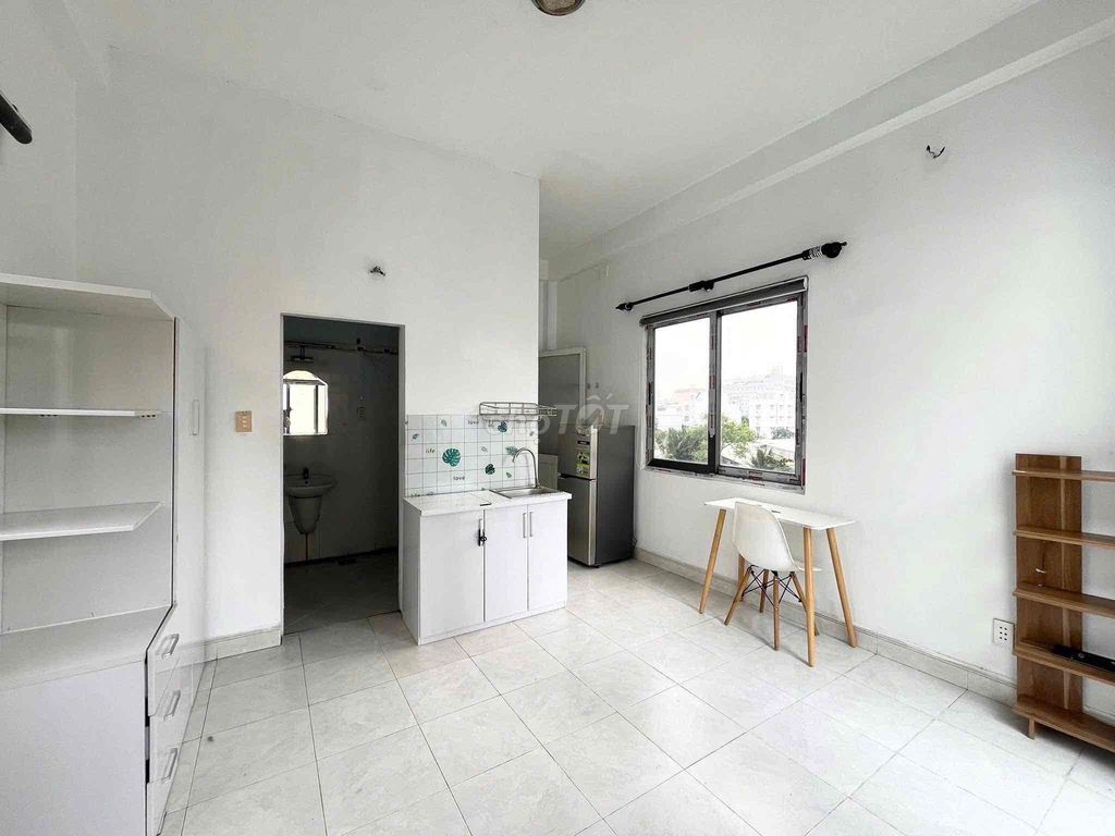 The studio is Mount Fuji, only 4 million7 balconys full of furniture, windows