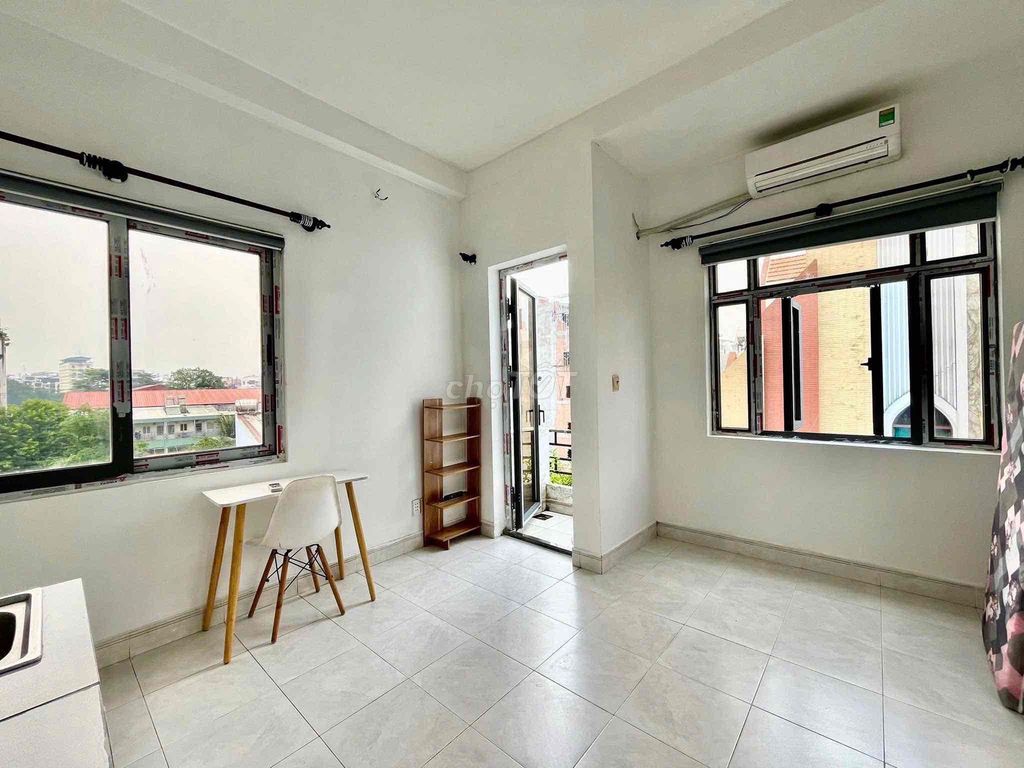 The studio is Mount Fuji, only 4 million7 balconys full of furniture, windows