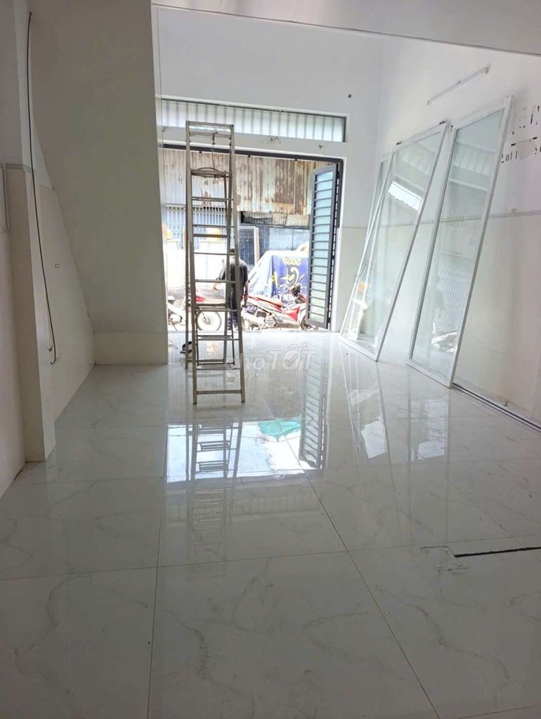 6 meters through the alley -- 6-foot through 10 short Nguyễn Tư Giản -- near Emart Pon Poon Hyuk.