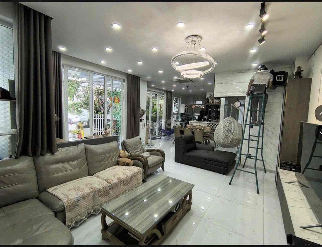 Rent a villa in the Liên Phường District 9 at 40 million a month.