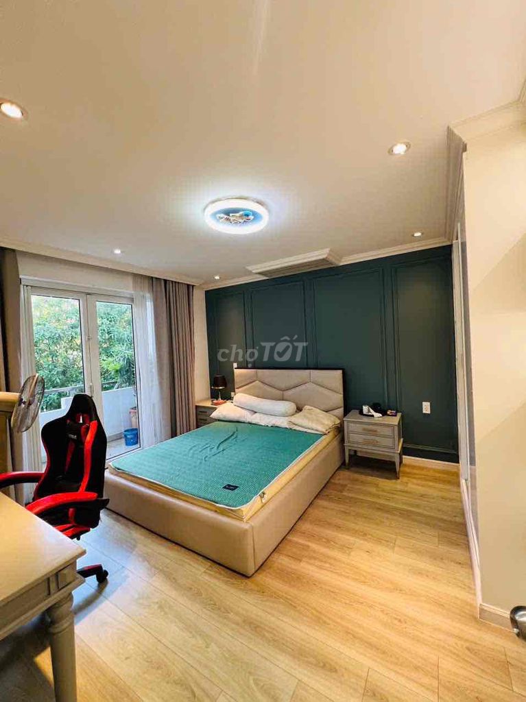 Rent a villa in the Liên Phường District 9 at 40 million a month.