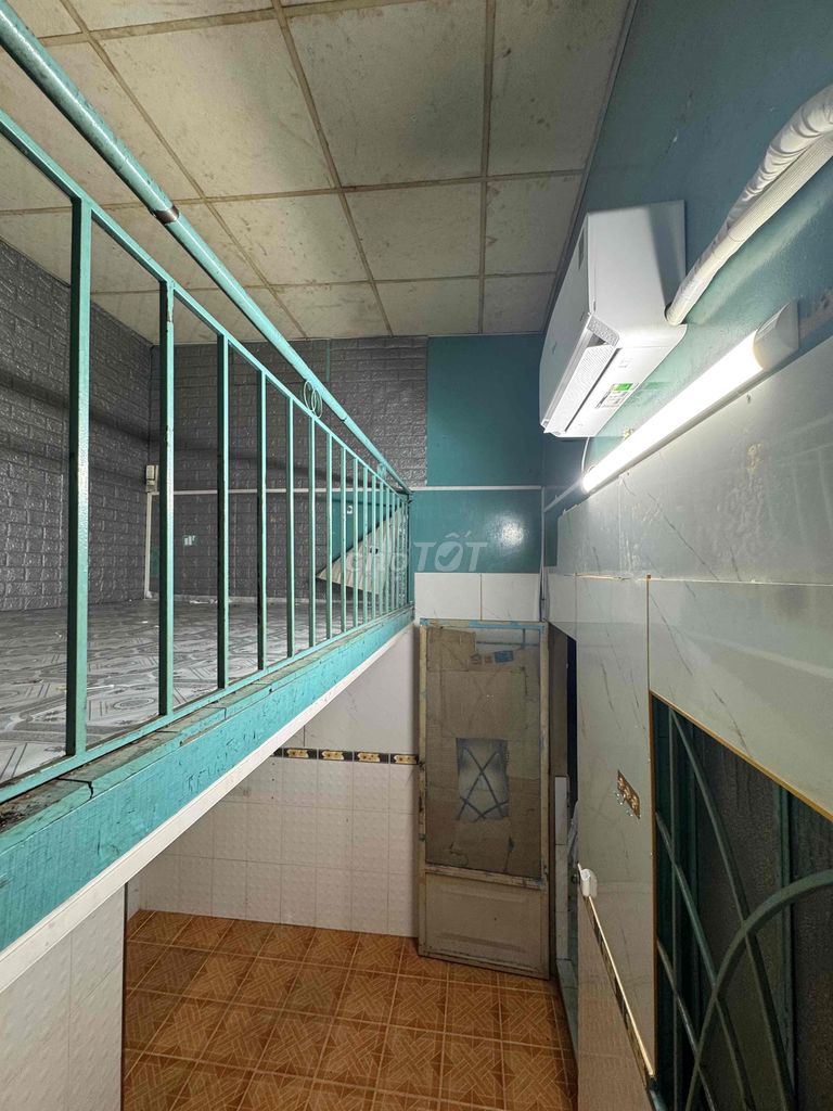 4th county motel, cheap room - air conditioning.
