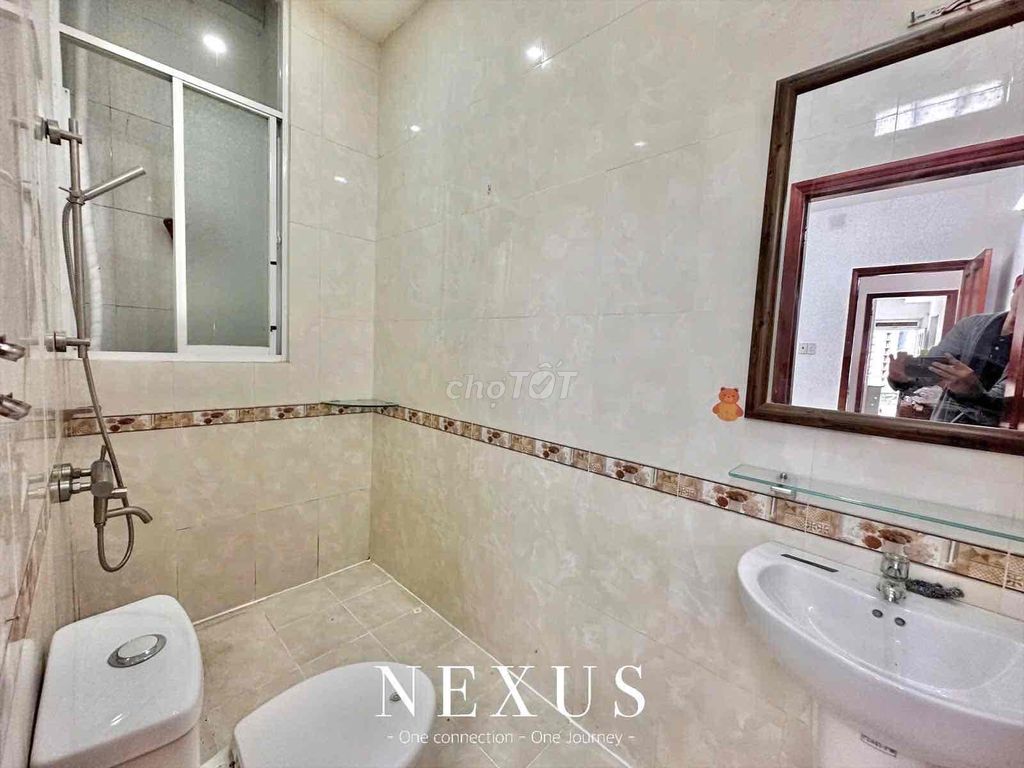 The inside room is Phú Nhuận.