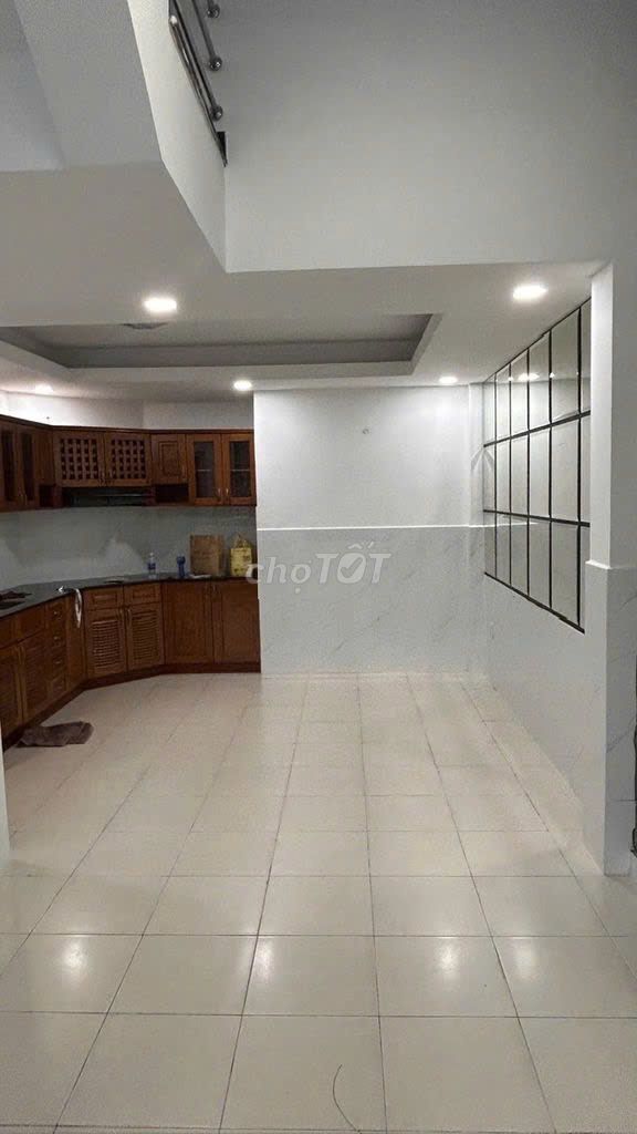 Rent a building on 53 Tân Hưng District 7 with 3 floors.