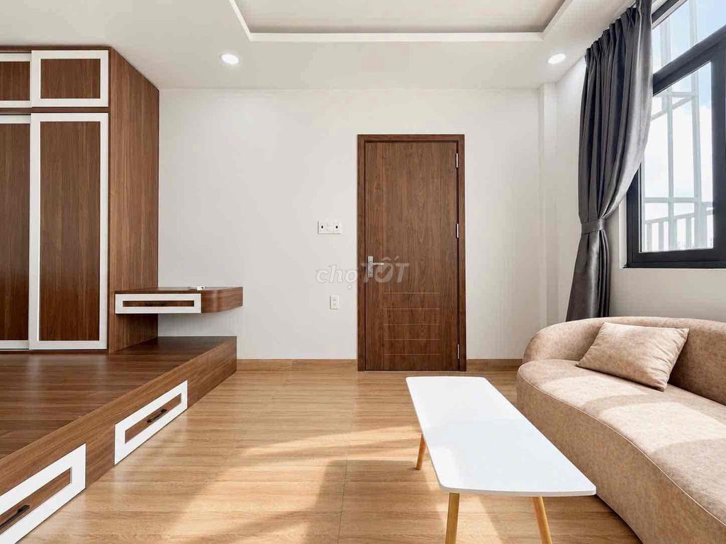 Window studio - wood interior to - O-o-o-o-o-o