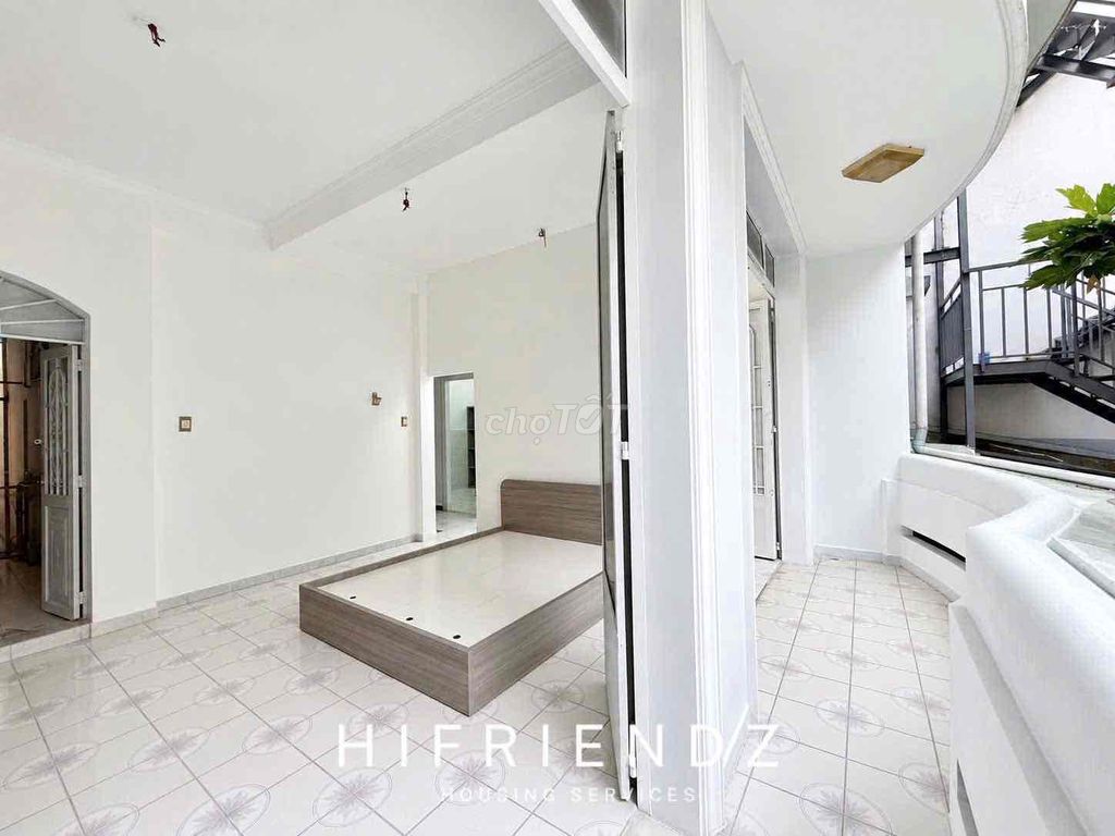 The low-priced balcony room opposite etown Cộng Hoà, Tân Bình