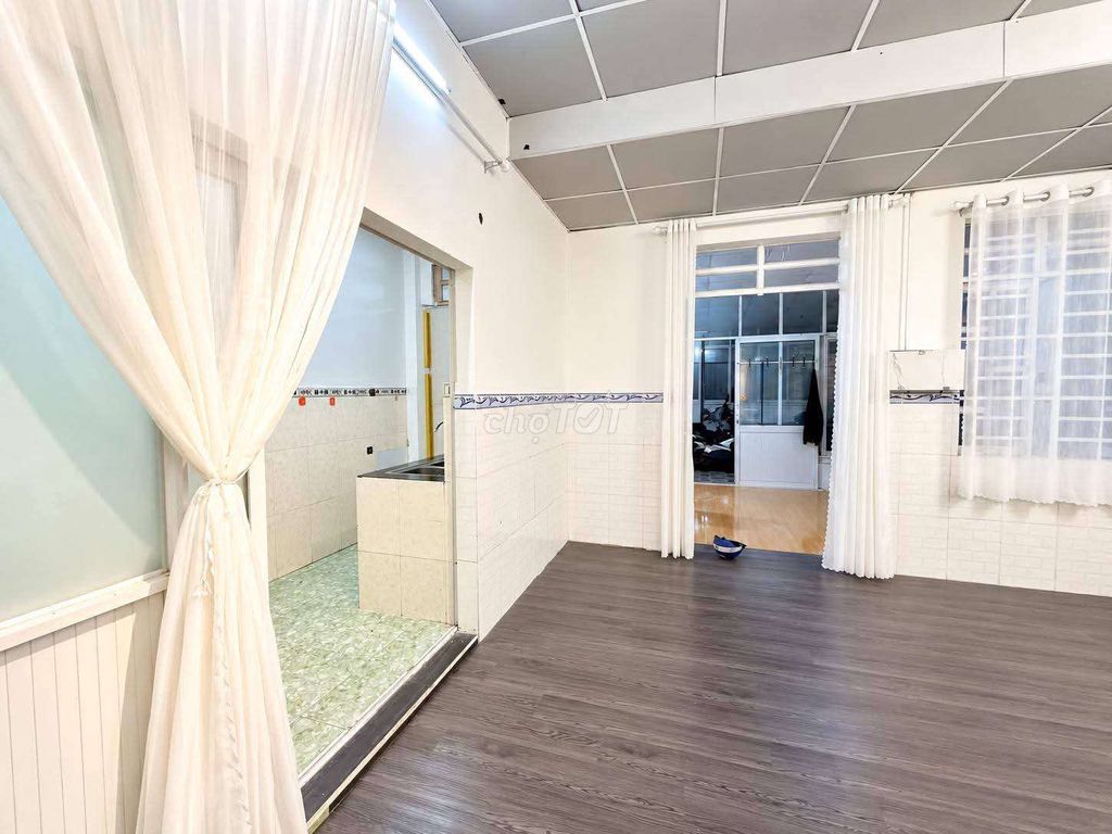 Linh Trung Hotel, no house guests.