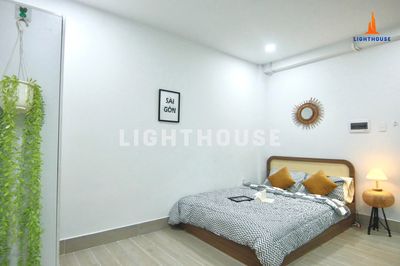 Nguyễn Văn Lượng studio -- nice location, full interior drops to 500 K right now.