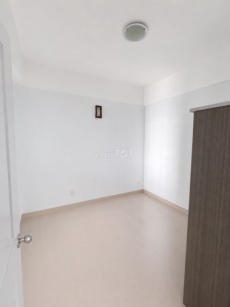 The owner rented the new apartment. Chung cư Phú Thọ, District 11- 66 m-two bedrooms.