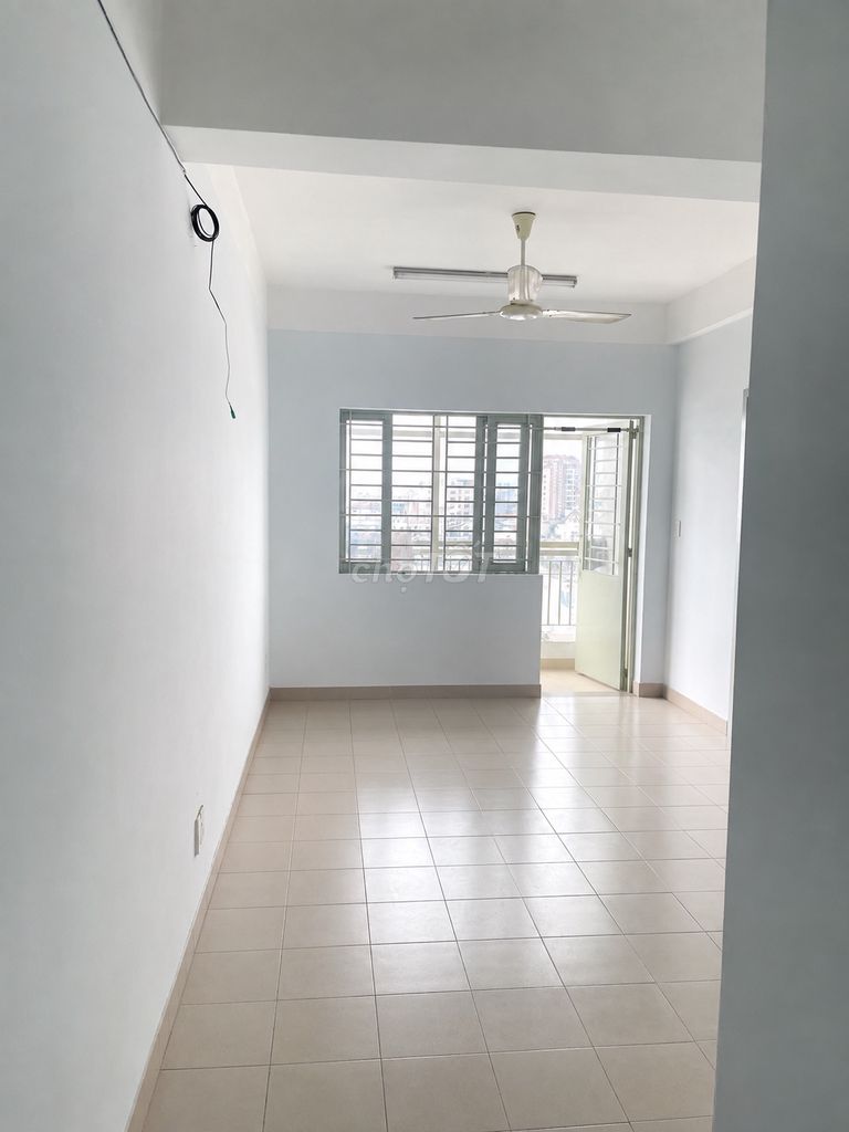 The owner rented the new apartment. Chung cư Phú Thọ, District 11- 66 m-two bedrooms.