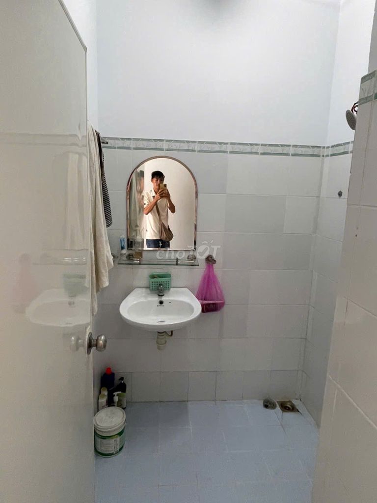 The owner rented the new apartment. Chung cư Phú Thọ, District 11- 66 m-two bedrooms.