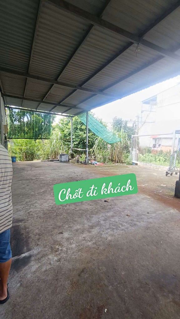 There's a backyard of the Vĩnh Lộc B Power Field on one mile.