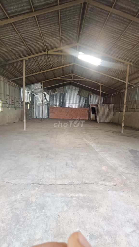 There's a backyard of the Vĩnh Lộc B Power Field on one mile.