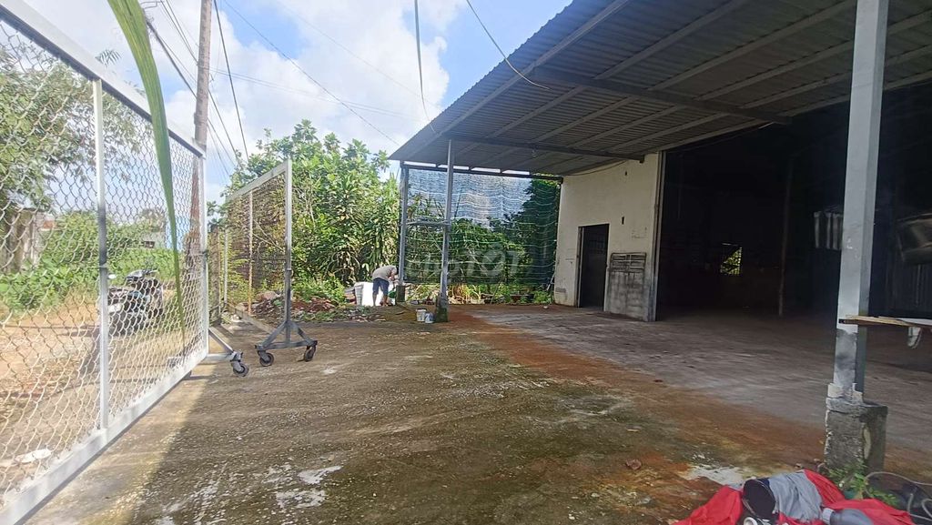 There's a backyard of the Vĩnh Lộc B Power Field on one mile.
