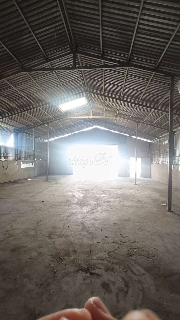 There's a backyard of the Vĩnh Lộc B Power Field on one mile.