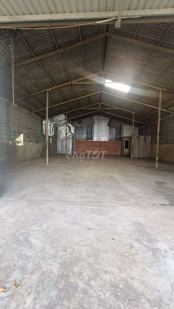 There's a backyard of the Vĩnh Lộc B Power Field on one mile.