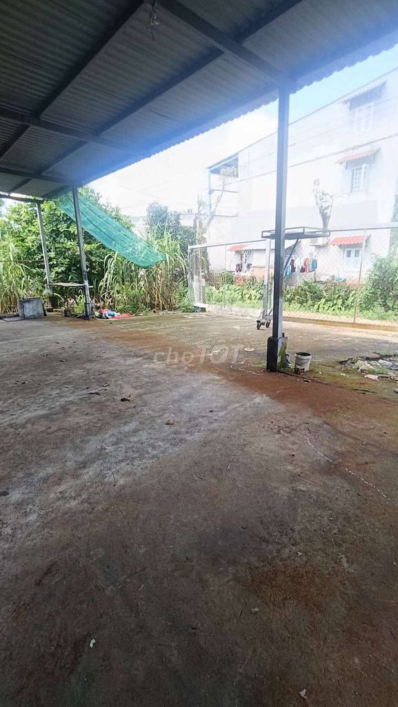 There's a backyard of the Vĩnh Lộc B Power Field on one mile.