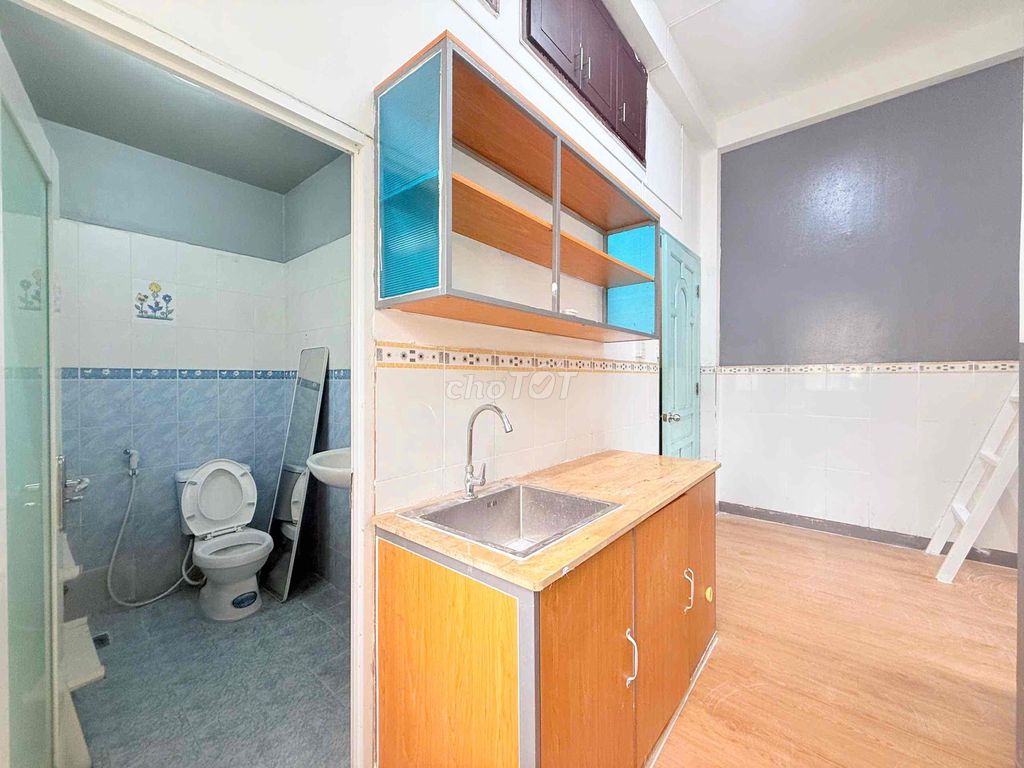 One bedroom. Full window interior. Three beds in the new sandbox.