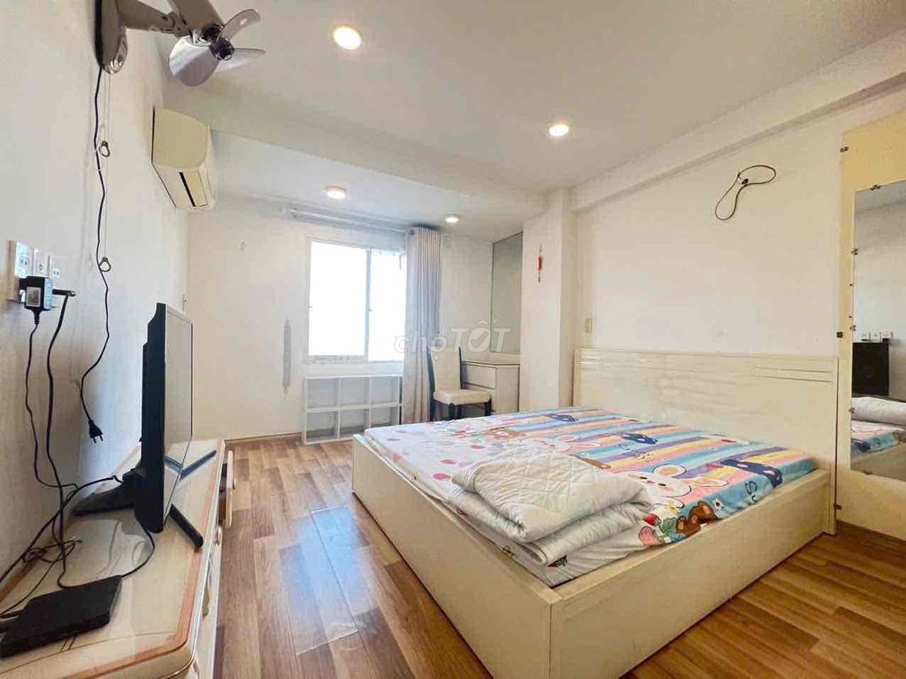 Rent a beautiful floating shrine to 52 meters. One bedroom. A full-million-dollar toilet.