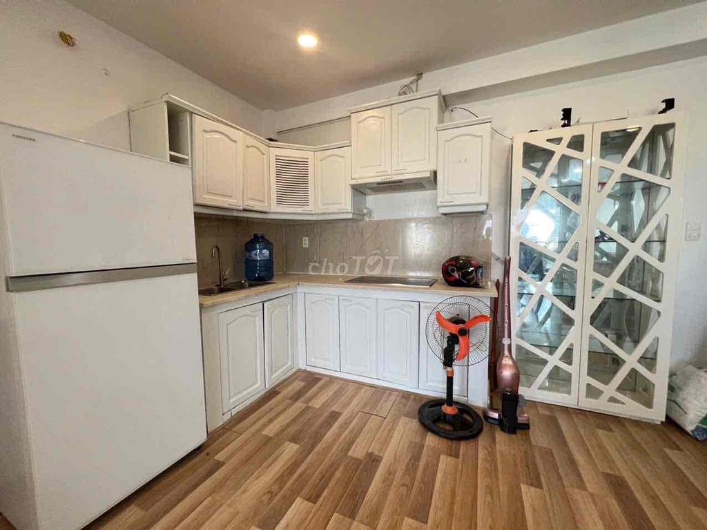 Rent a beautiful floating shrine to 52 meters. One bedroom. A full-million-dollar toilet.