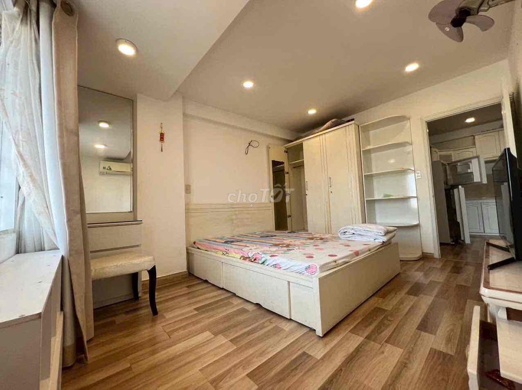 Rent a beautiful floating shrine to 52 meters. One bedroom. A full-million-dollar toilet.