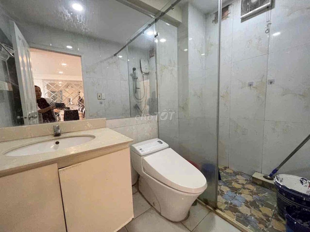 Rent a beautiful floating shrine to 52 meters. One bedroom. A full-million-dollar toilet.