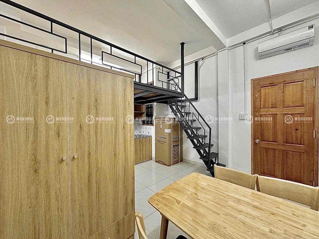 The student room has a super wide Ngay ngã tư Bảy Hiền guard.