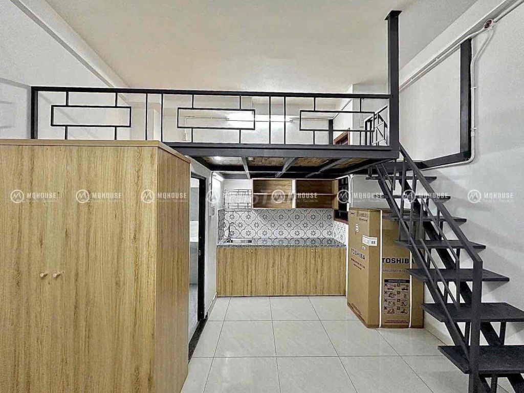 The student room has Ngay ngã tư Luỹ Bán Bích - Thoại Ngọc Hầu guards.