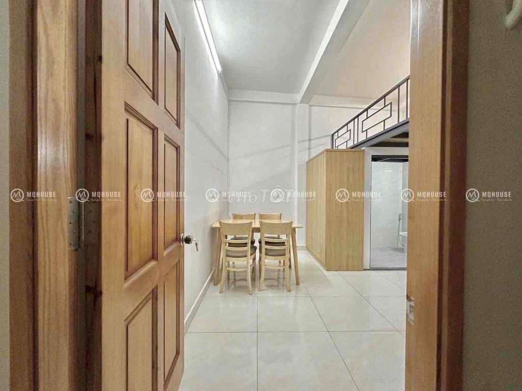 The student room has Ngay ngã tư Luỹ Bán Bích - Thoại Ngọc Hầu guards.