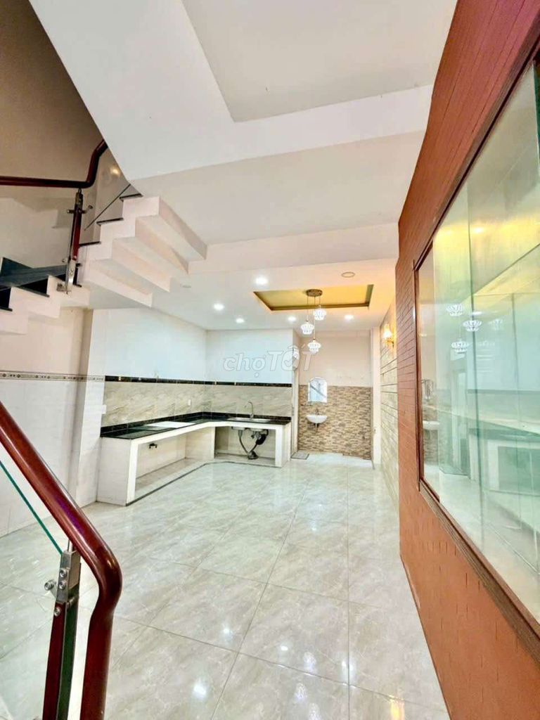 12 million, 4 bedrooms. Ma's car.