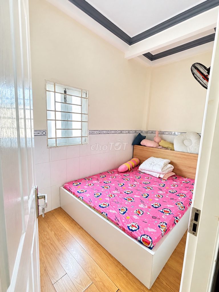 It's the owner who rents the entire alleyway.