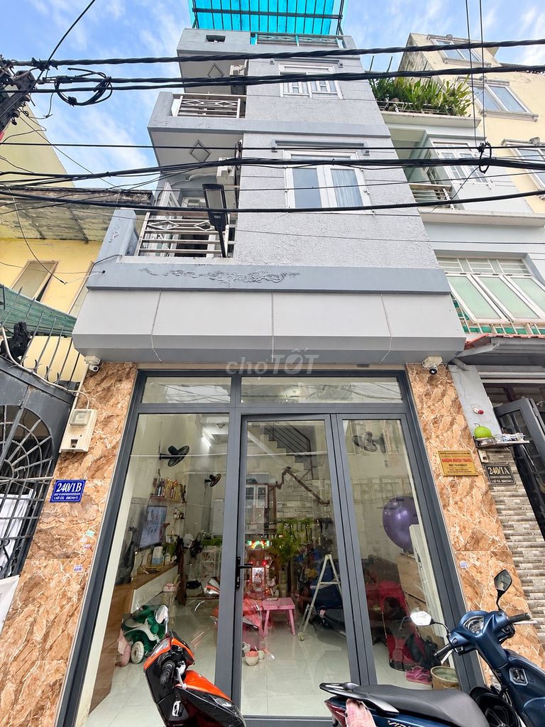 It's the owner who rents the entire alleyway.