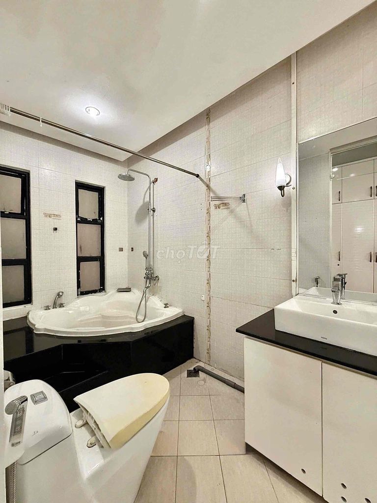 Hot apartment. A full bedroom with Ký Con luxury balcony.