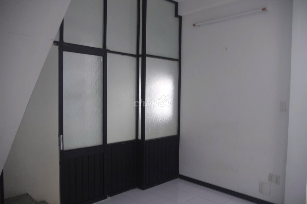 Rent an entire building on 54 Trần Quang Khải.