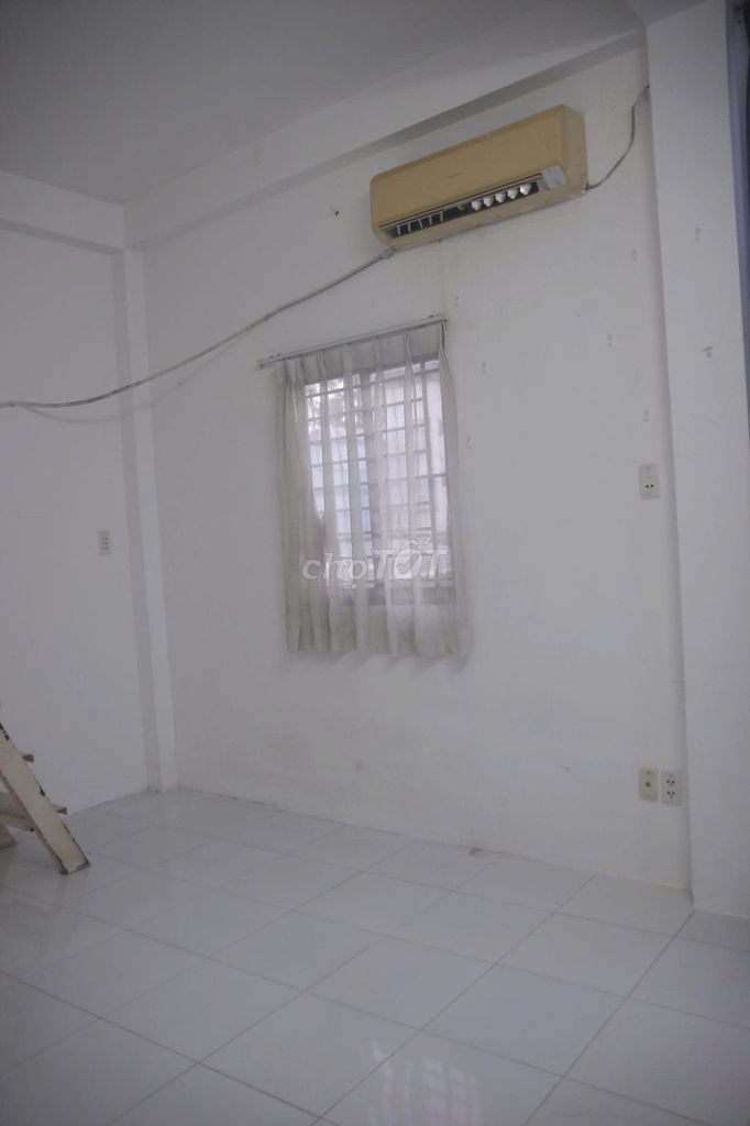 Rent an entire building on 54 Trần Quang Khải.