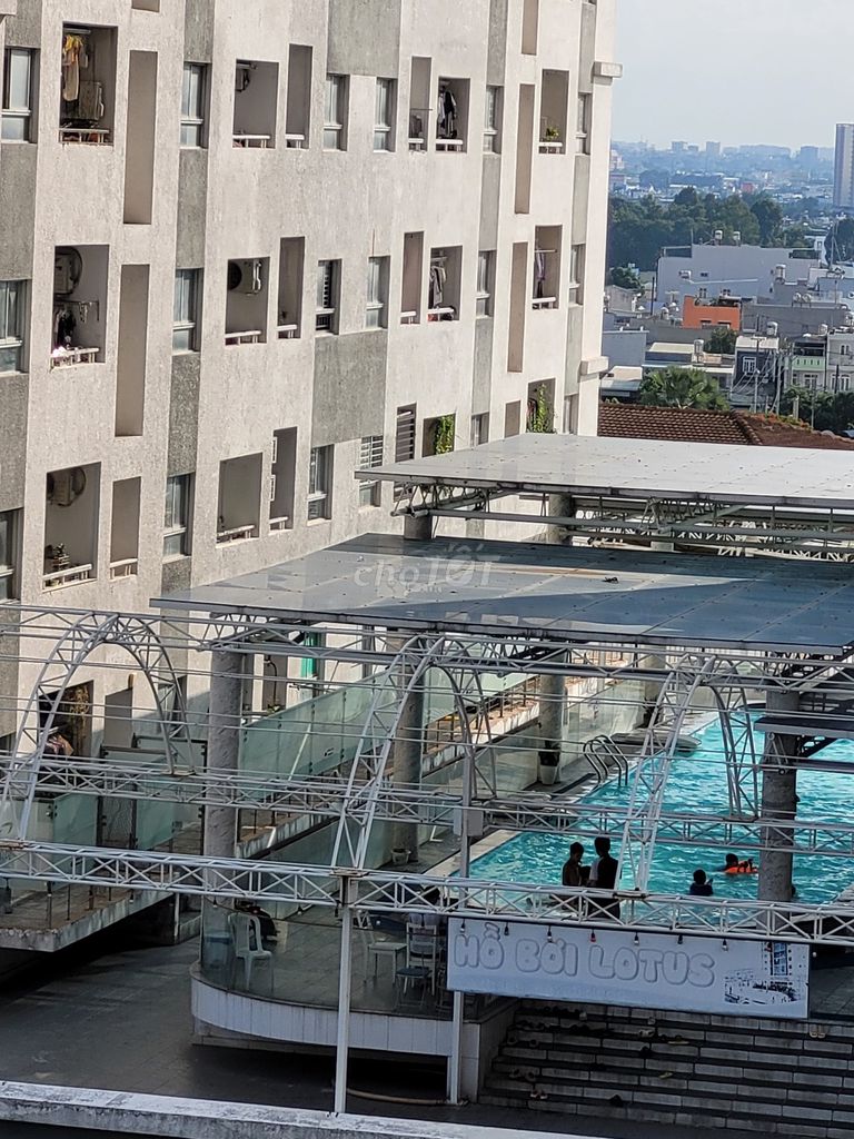It's the owner who rents the apartment. One bedroom at the bottom of the tsunami bridge.