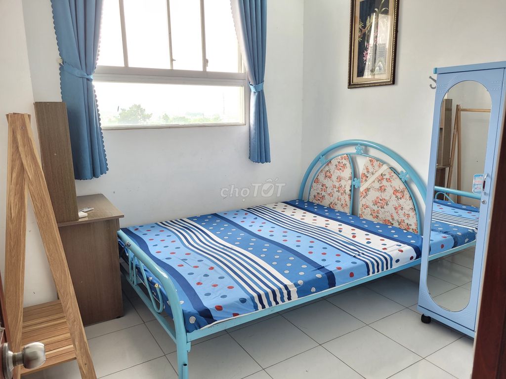 It's the owner who rents the apartment. One bedroom at the bottom of the tsunami bridge.