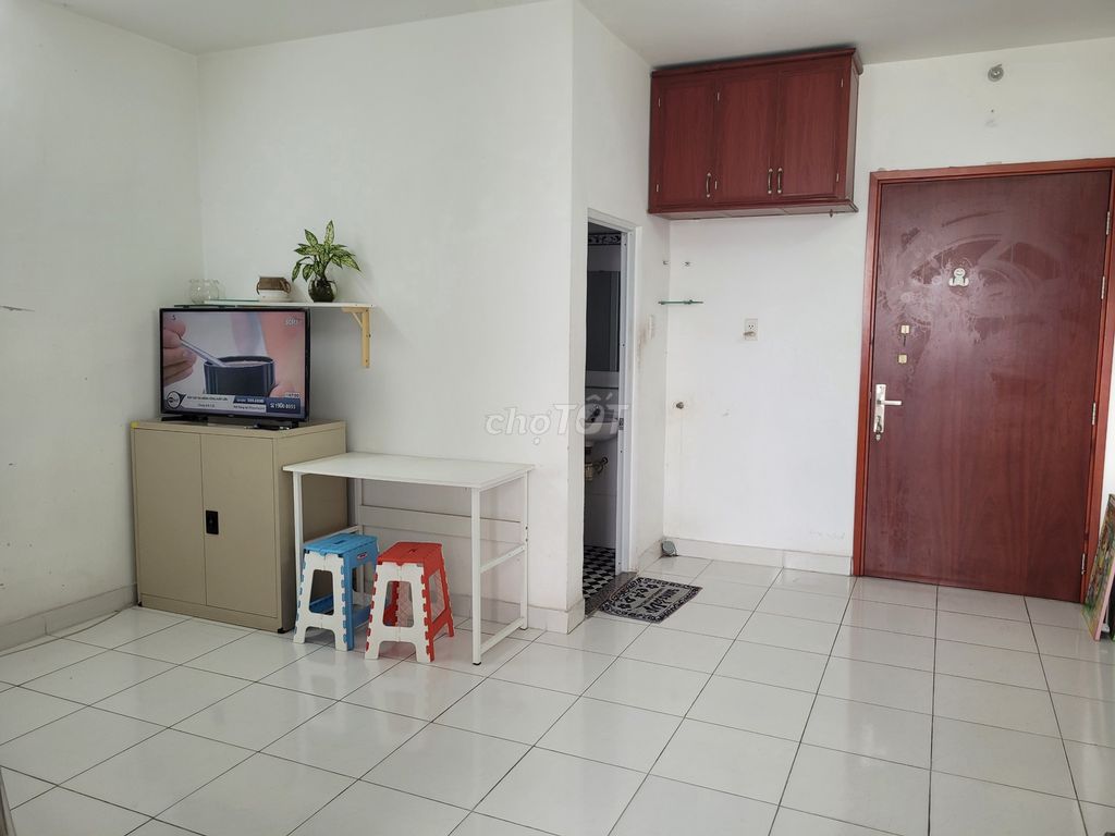 It's the owner who rents the apartment. One bedroom at the bottom of the tsunami bridge.