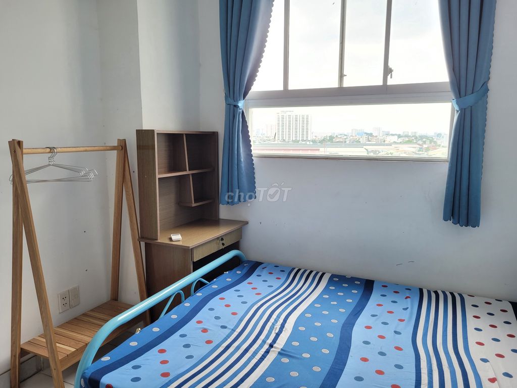 It's the owner who rents the apartment. One bedroom at the bottom of the tsunami bridge.