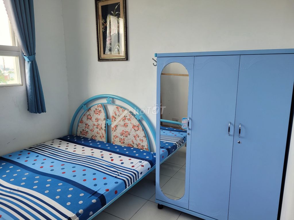 It's the owner who rents the apartment. One bedroom at the bottom of the tsunami bridge.