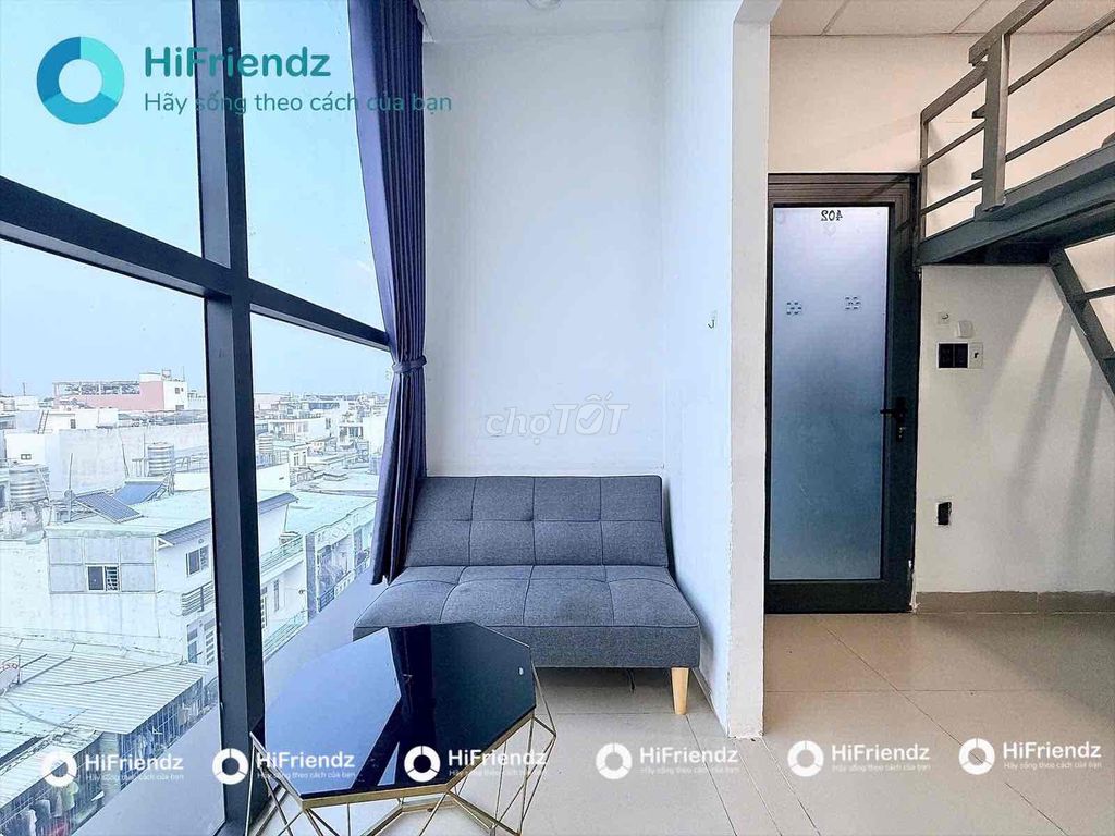 Rent a glass-view kitchen room near the flower park
