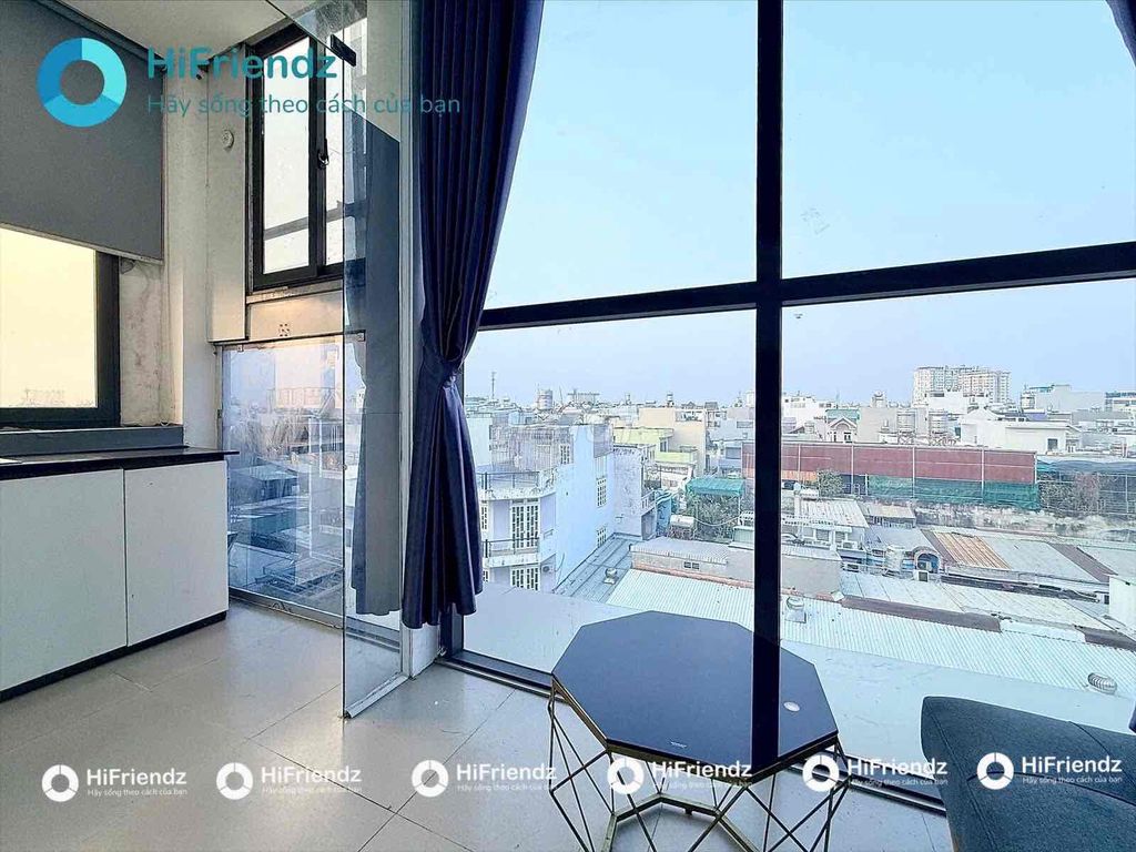 Rent a glass-view kitchen room near the flower park