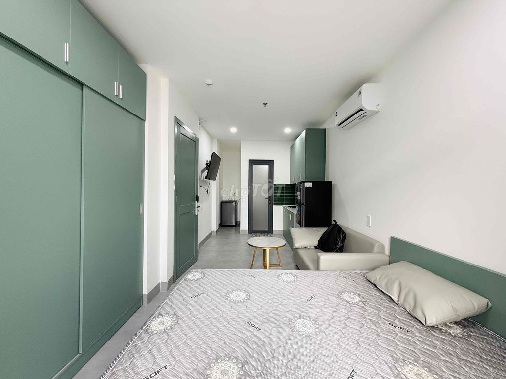 The new apartment is 100 percent, the balcony is near the county. A private elevator.