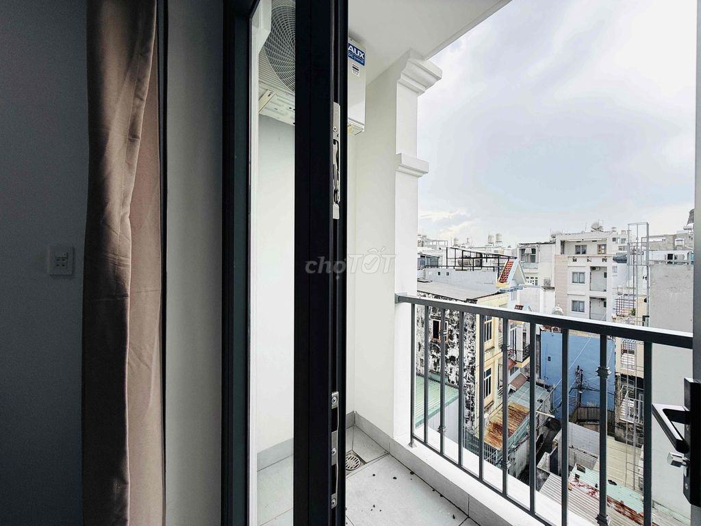 The new apartment is 100 percent, the balcony is near the county. A private elevator.