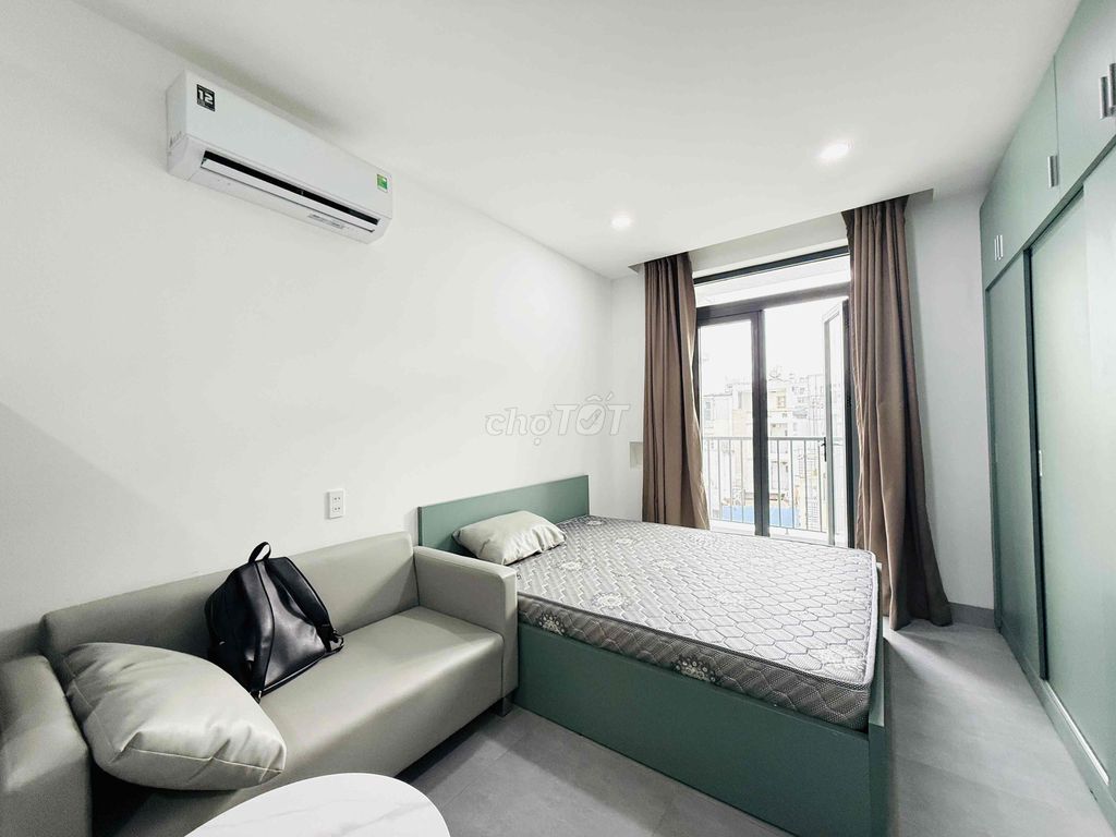 The new apartment is 100 percent, the balcony is near the county. A private elevator.