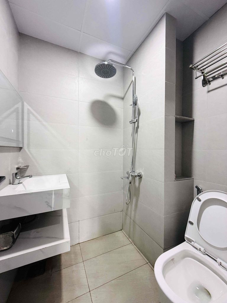 The new apartment is 100 percent, the balcony is near the county. A private elevator.