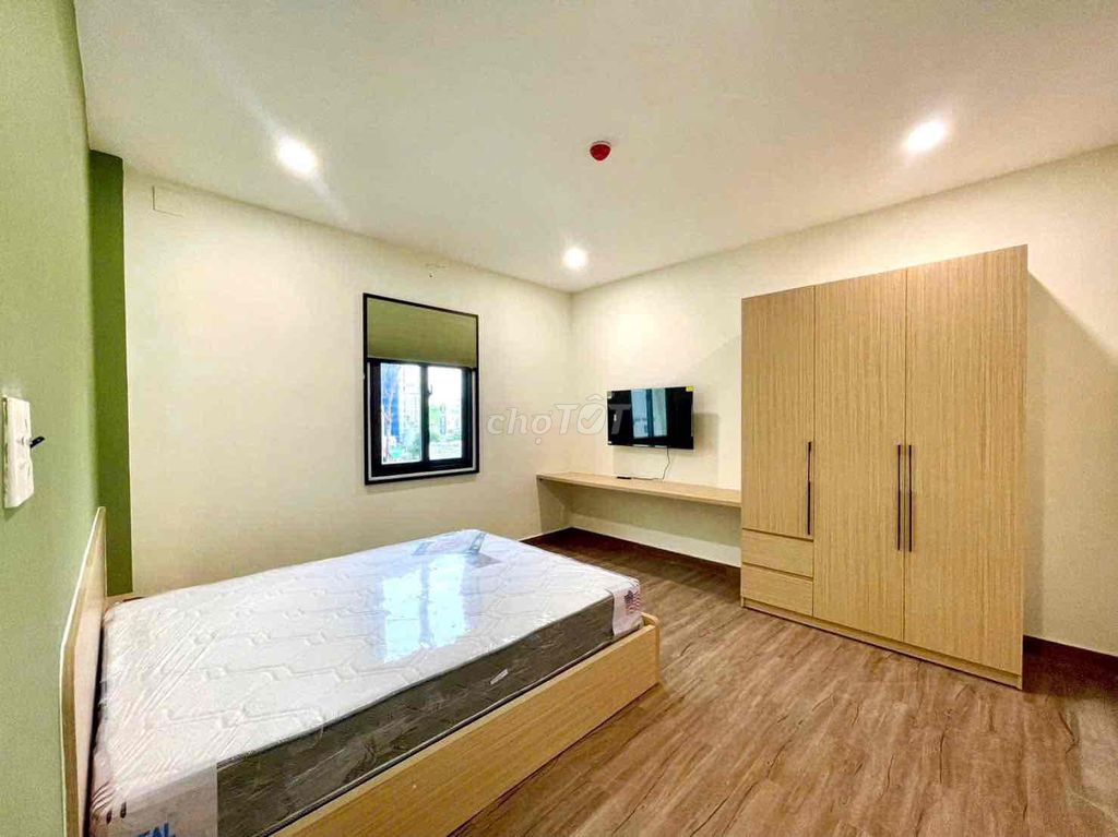 Open the service apartment immediately.