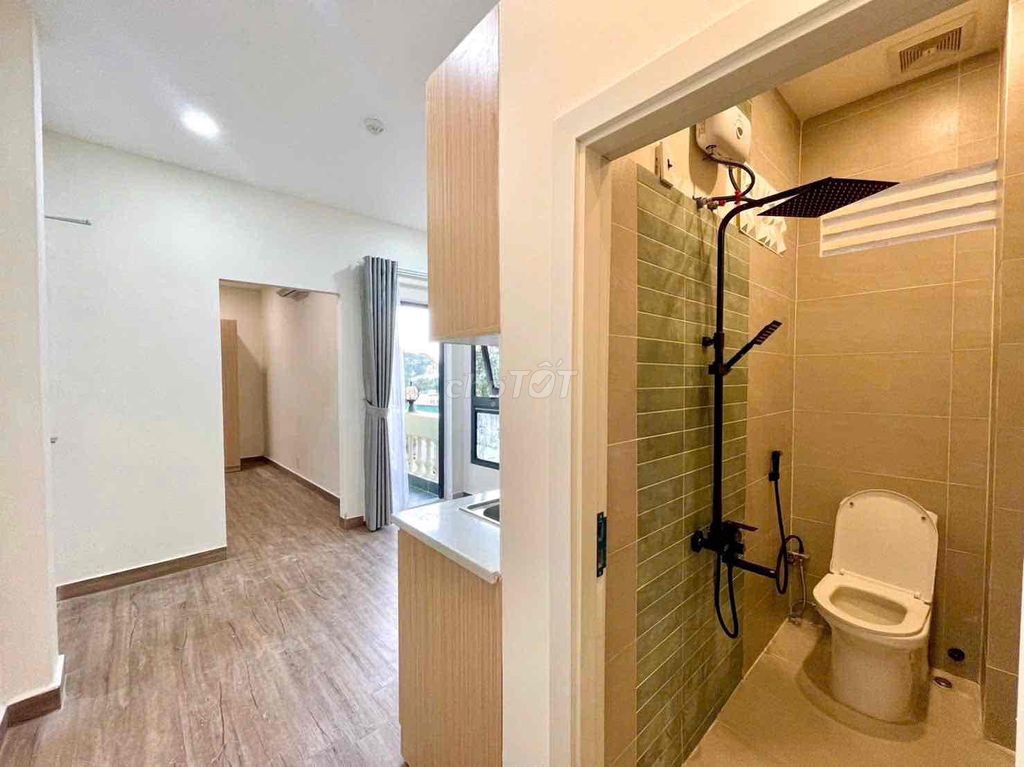 Open the service apartment immediately.